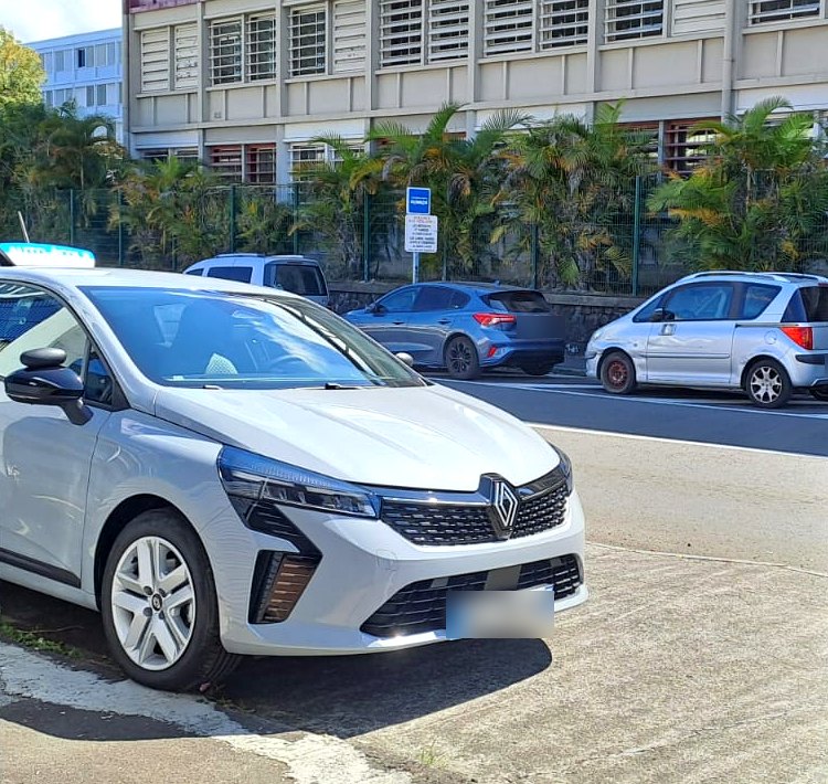 La Clio 5 neuve grise de Pilote Académie, garée devant le lycée Roland Garros
